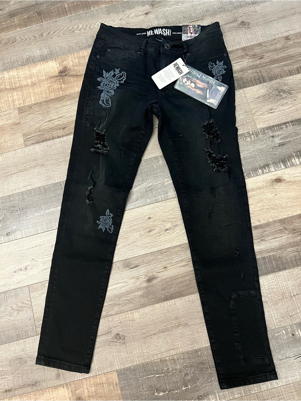 Rewash Black deluxe Skinny distressJeans with Floral Embroidery size 9 or 29 NWT